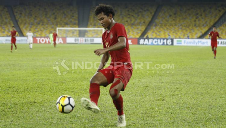 Bagus Kahfi saat mengontrol bola.