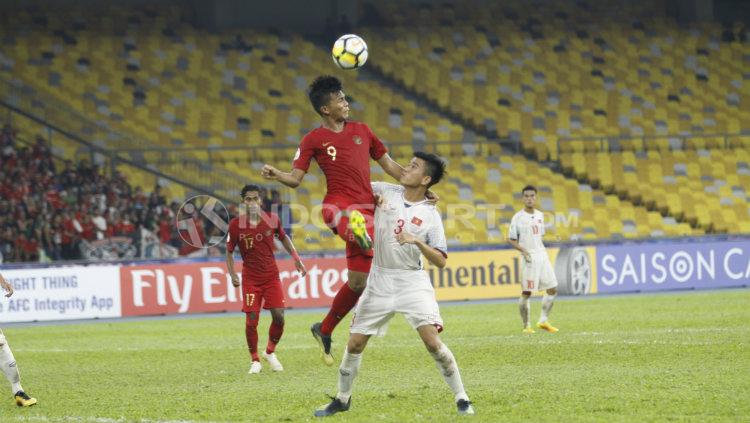 Sutan Zico saat berduel di udara merebut bola dari pemain Vietnam U-16.