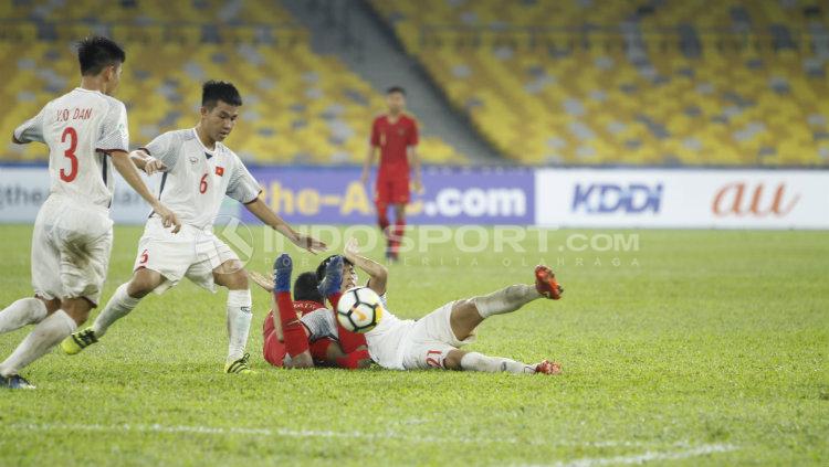 Pemain Timnas Indonesia U-16 terjatuh usai dilanggar pemain Vietnam U-16.