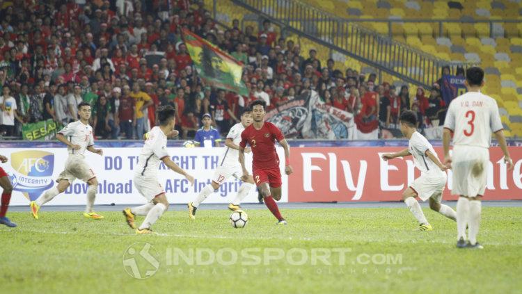 Sutan Zico saat mengejar bola dan dikawal oleh pemain Vietnam U-16.