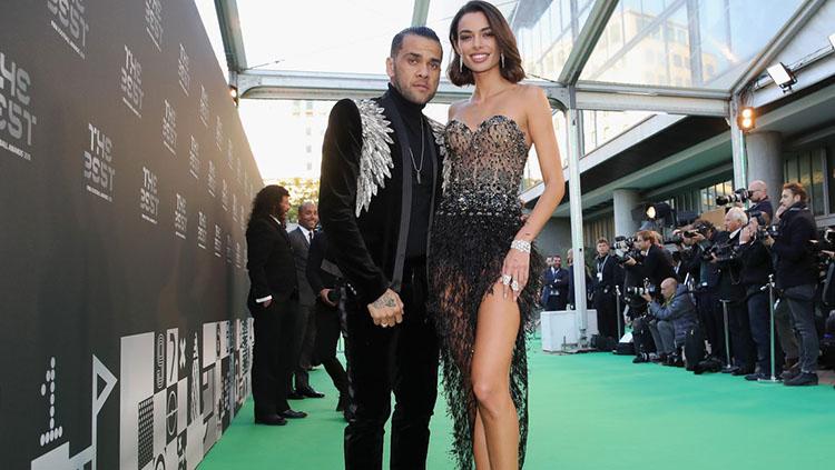 Dani Alves dan sang istri di acara FIFA The Best 2018. - INDOSPORT