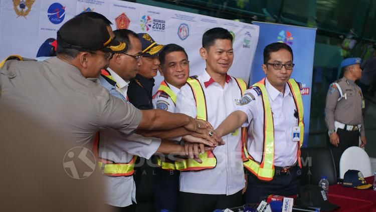 Menteri Perhubungan Budi Karya Sumadi melakukan pengecekan fasilitas di terminal 3 Angkasa Pura II bersama Ketua INAPGOC Raja Sapta Oktohari. Copyright: Ridi F Khan/INDOSPORT