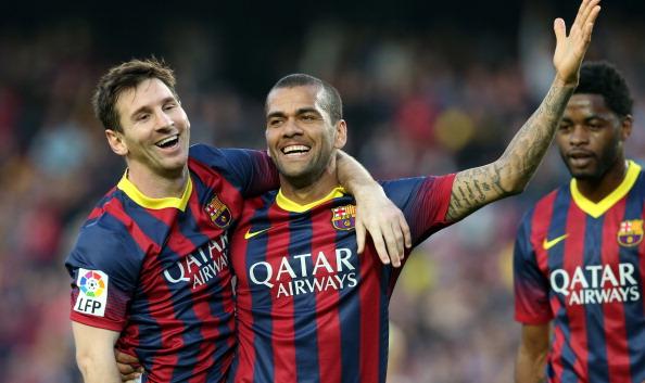 Dani Alves (kanan) saat masih bekerja sama dengan Lionel Messi di Barcelona. Copyright: INDOSPORT