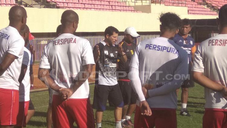 Oswaldo Lessa saat mendampingi timnya berlatih di Stadion Mandala. Copyright: Sudjarwo/INDOSPORT