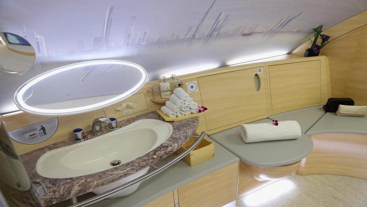 Fasilitas yang ada di dalam toilet pesawat yang digunakan Real Madrid Copyright: The Sun