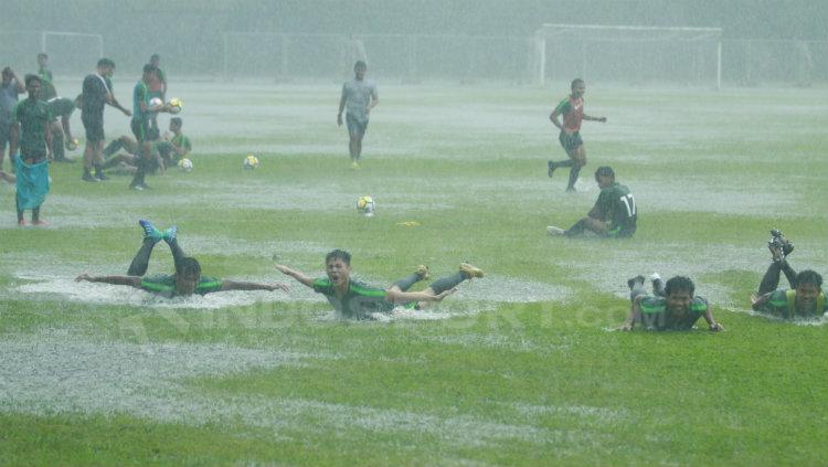 Penggawa Timnas U-16 berseluncur di lapangan. Copyright: Abdurrahman Ranala/INDOSPORT