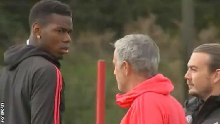 Paul Pogba menatap sinis Jose Mourinho. Copyright: Sky Sports.