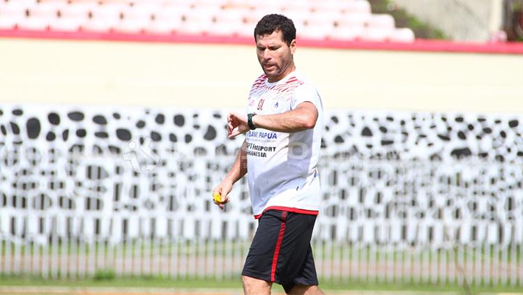 Pelatih Sementara Persipura, Oswaldo Lessa Copyright: INDOSPORT/Sudjarwo