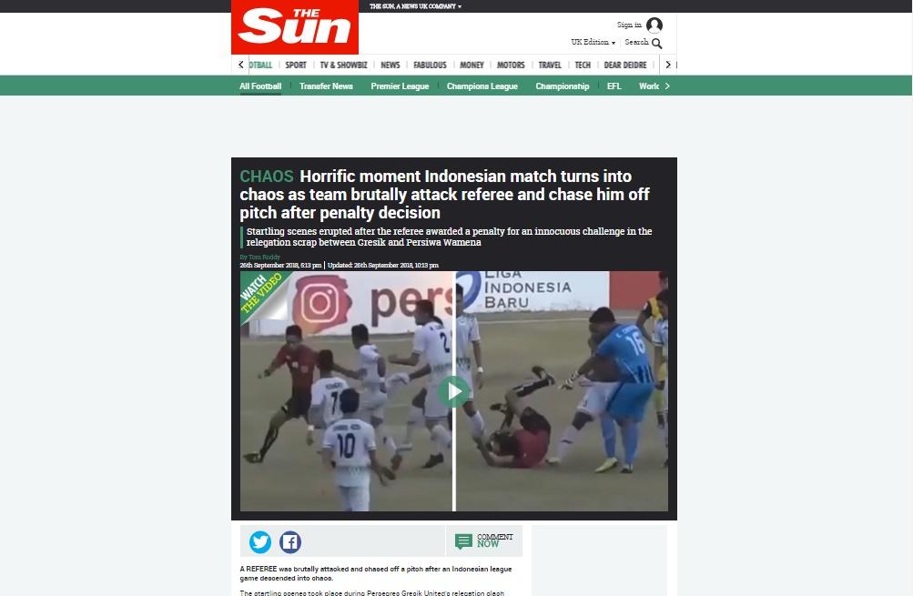 Media asing soroti insiden brutal yang terjadi saat laga Persiwa Wamena vs Persegres Gresik Copyright: The Sun