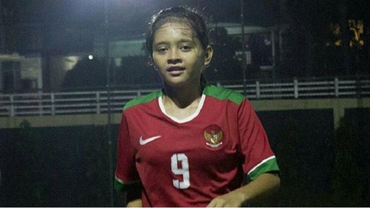 Pemain Persikabo Kartini, Hanipa Halimatusyadiah, ikut berperang melawan virus corona dengan melelang jersey kebanggaannya. - INDOSPORT