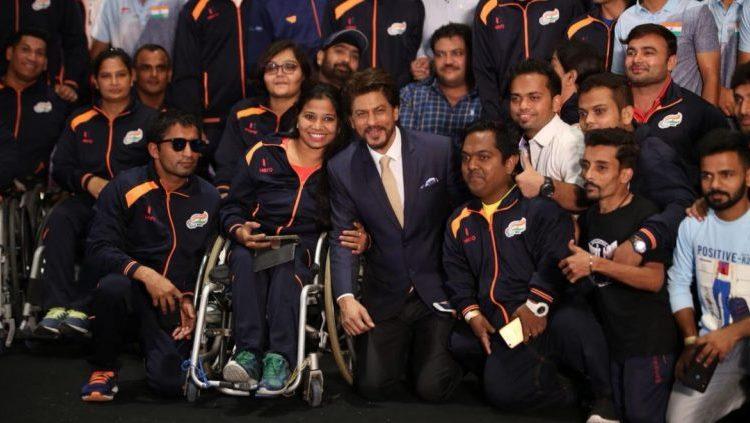 Shah Rukh Khan bersama kontingen Asian Para Games 2018 India. - INDOSPORT