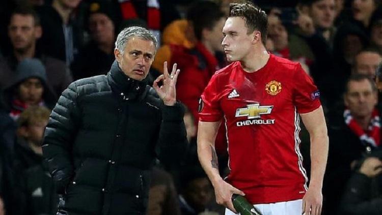 Phil Jones kerap melakukan kecerobohan Copyright: Bola.com