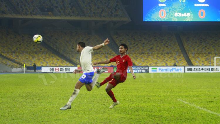 Bagus Kahfi berusaha merebut bola dari pemain India.