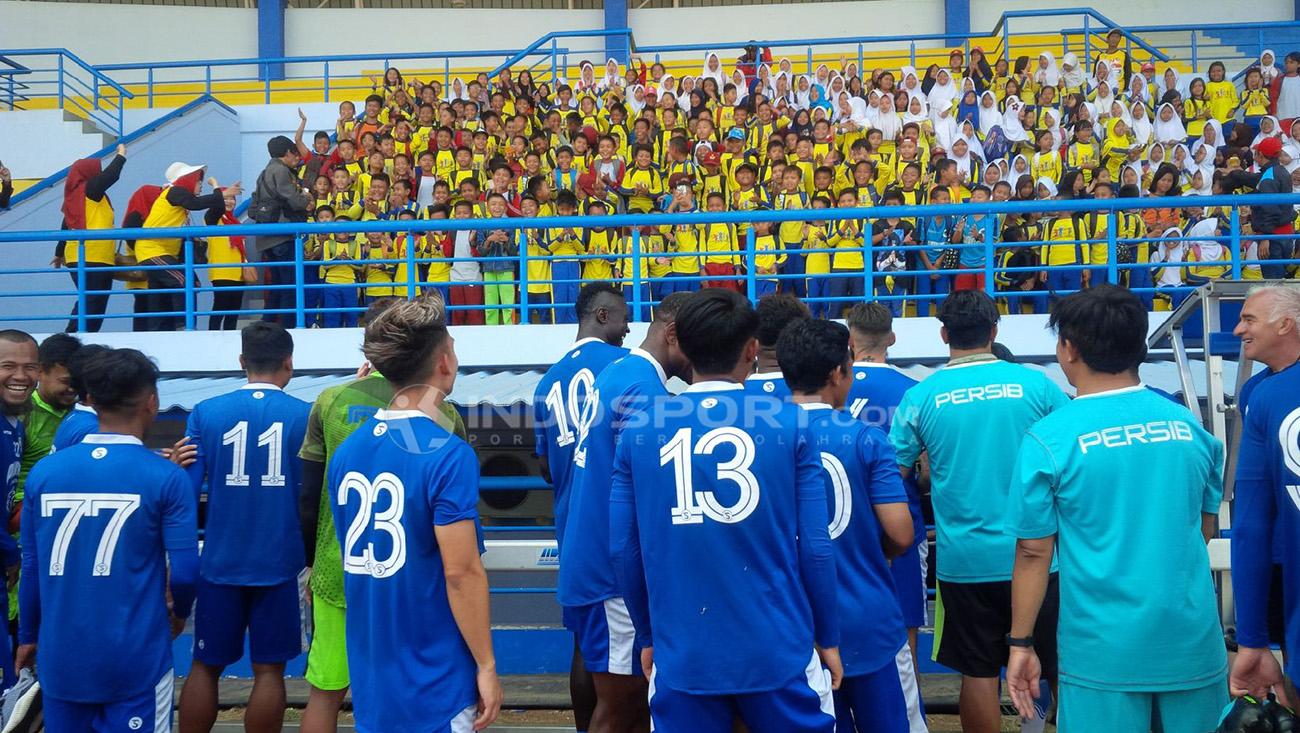 Pemain Persib Bandung, menghampiri tribun yang ditempati ratusan anak SD di Stadion Sport Jabar Arcamanik, Kora Bandung, Kamis (27/09/2018).