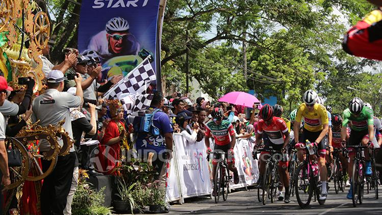 Bupati Banyuwangi Abdullah Azwar Anas mengibarkan bendera sebagai tanda dimulainya etape ketiga ITdBI 2018. Copyright: Fitra Herdian/INDOSPORT