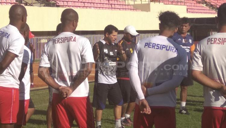 Oswaldo Lessa saat mendampingi timnya berlatih.