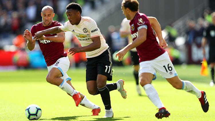 Anthony Martial dikawal ketat dua pemain West Ham Pablo Zabaleta dan Mark Noble.