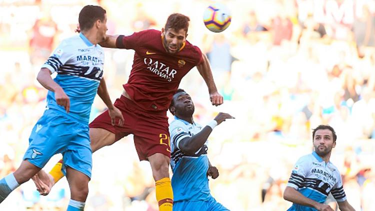 Raksasa LaLiga Spanyol, Barcelona, kabarnya memilih untuk belanja pemain murah dengan mengincar bintang veteran AS Roma, Federico Fazio (merah), lantaran sedang krisis finansial. - INDOSPORT