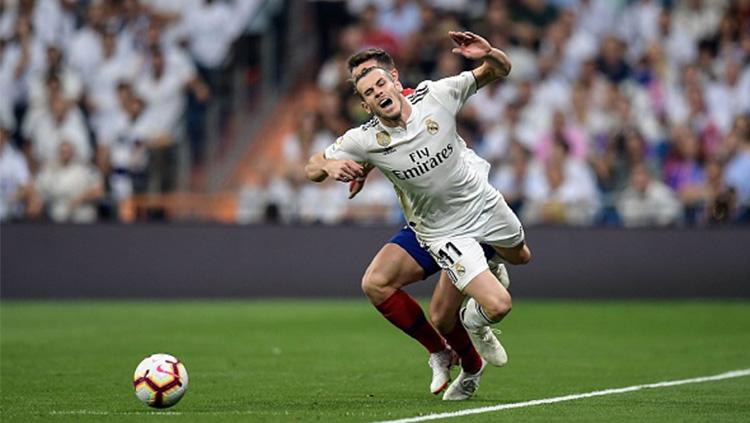 Gareth Bale terlihat jatuh saat berduel dengan pemain Liverpool Copyright: Getty Images