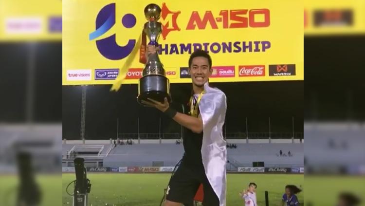 Pemain PTT Rayong Ryuji Utomo merengkuh gelar Thai League 2 2018. Copyright: Instagram/@ryujiutomo