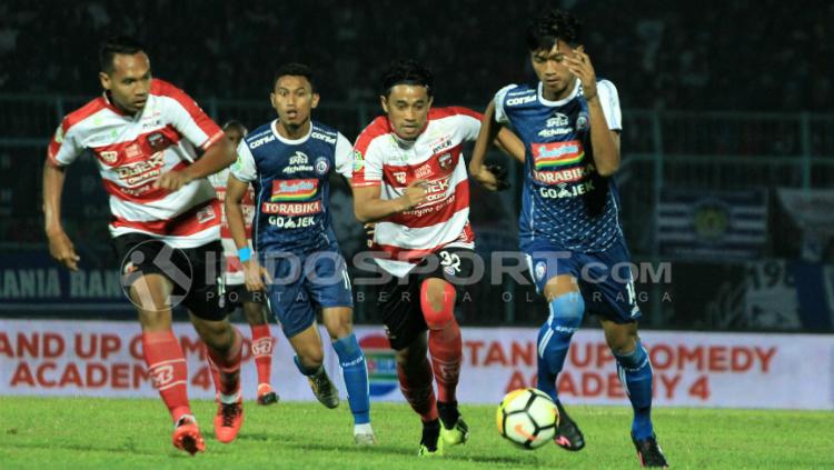 Duel Arek Malang, antara Jayus Hariono dengan Beny Wahyudi di laga amal Arema FC vs Madura United.