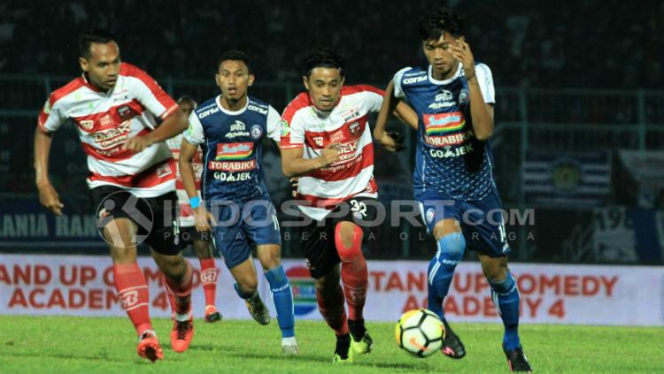 Duel Arek Malang, antara Jayus Hariono dengan Beny Wahyudi di laga amal Arema FC vs Madura United. - INDOSPORT