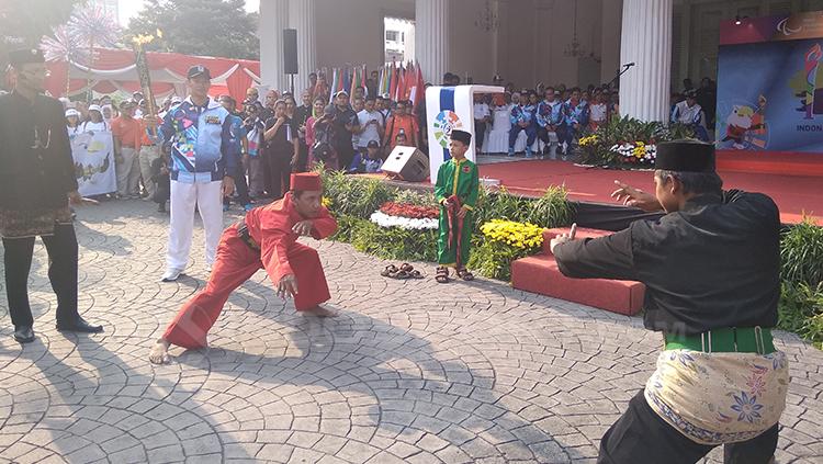 Pertunjukan aksi silat di depan gedung balai kota. - INDOSPORT