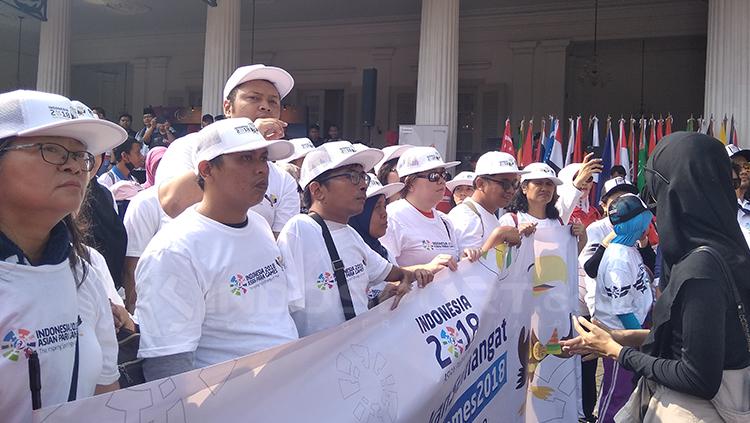 Beberapa relawan bawa spanduk untuk Torch Relay Asian Para Games 2018 Jakarta. Copyright: Martin Gibsian/INDOSPORT