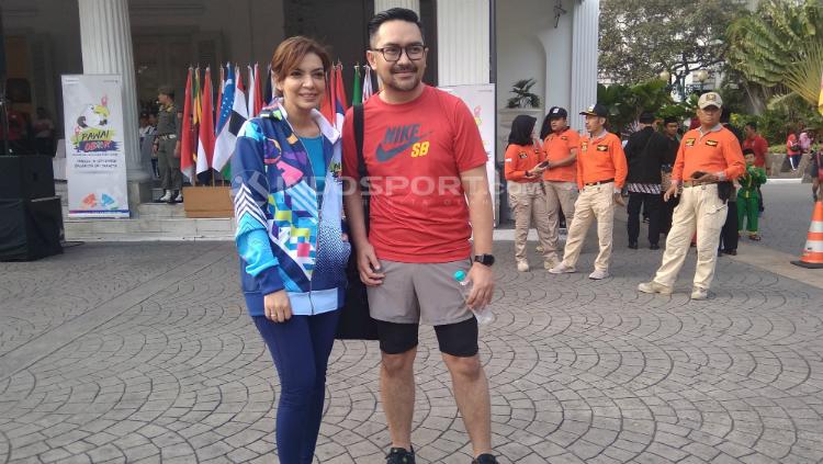 Najwa Shihab dan Prabu Revolusi mengikuti pawai obor Asian Para Games 2018. - INDOSPORT