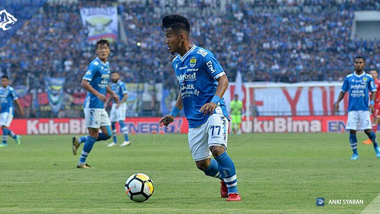 Bintang Persib Bandung, Ghozali Siregar, beraksi di laga Liga 1.