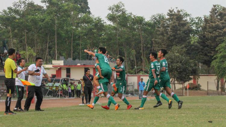 Pemain PSS Sleman Melakukan Selebrasi.