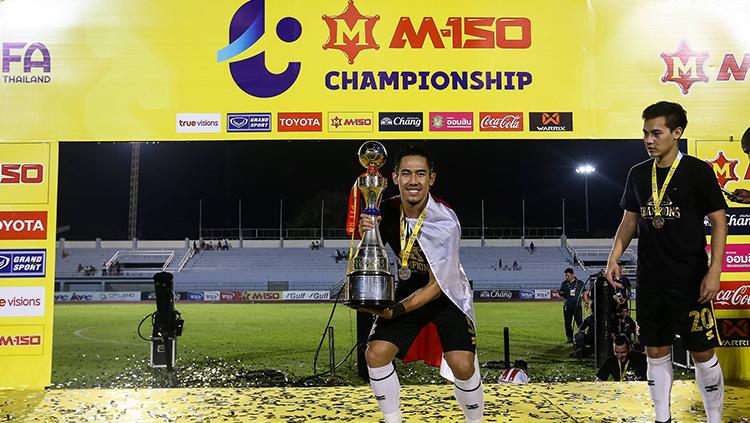 Bek Indonesia, Ryuji Utomo berhasil membawa klub Thailand PTT Rayong keluar sebagai juara kompetisi kastar kedua Thailand, Thai League 2.