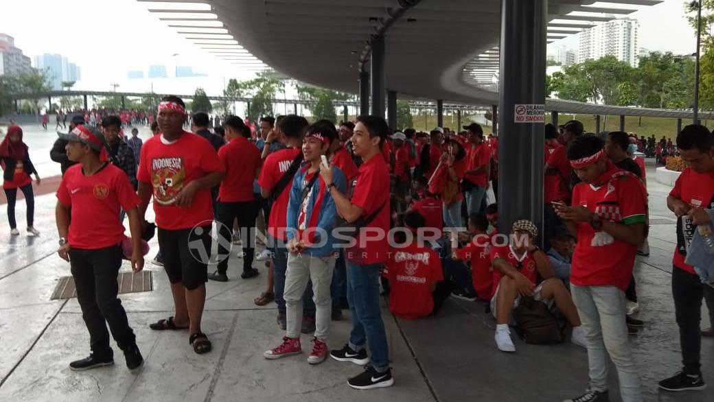 Dukungan suporter Timnas Indonesia U-16 terus mengalir. Mereka pun berduyun-duyun memadati Stadion Bukit Jalil, Malaysia. Copyright: Zainal Hasan/Indosport.com