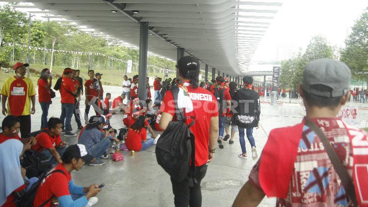 Suasana suporter Timnas Indonesia di Stadion Bukit Jalil. Copyright: Abdurrahman Ranala/Indosport.com