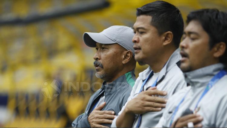 Fakhri Husain dan jajarannya mengheningkan cipta dalam laga perempatfinal Piala Asia U-16.