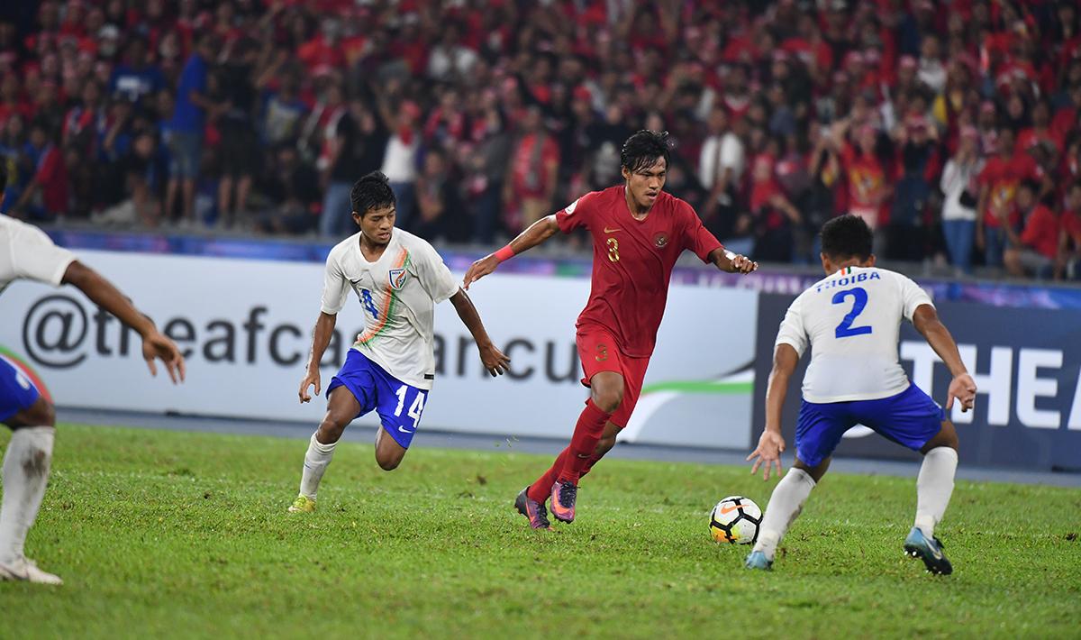 Yudha Febrian dikawal ketat pemain timnas India.