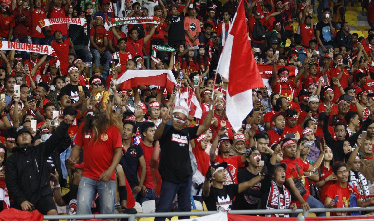 Aksi suporter tiada henti dukung timnas Indonesia di Bukit Jalil. Copyright: Abdurrahman Ranala/INDOSPORT