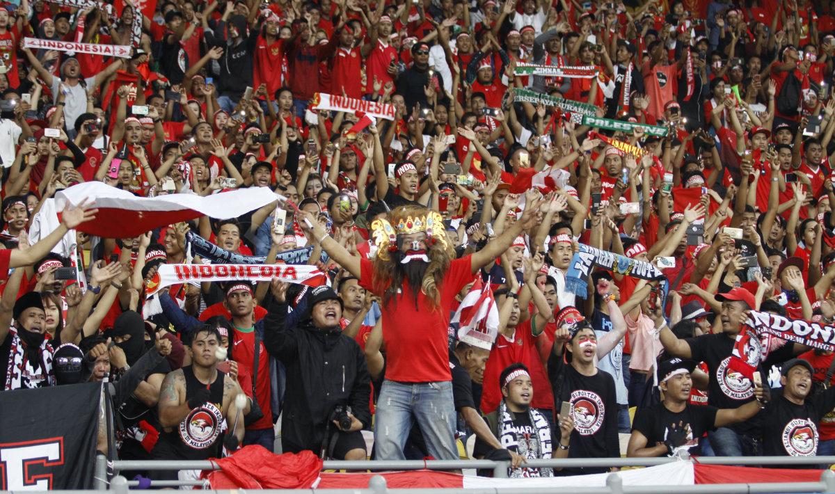 Aksi suporter tiada henti dukung timnas Indonesia di Bukit Jalil.