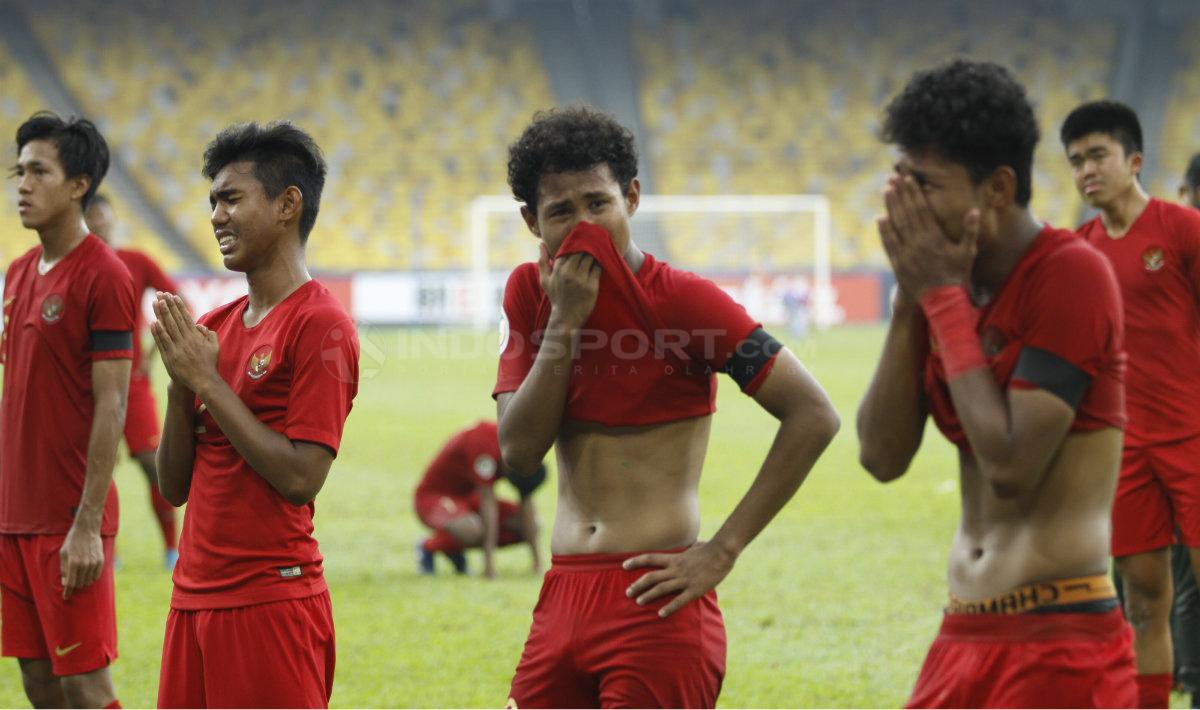 Tangis haru pemain Garuda Asia gagal lolos ke semifinal Piala Asia. Copyright: Abdurrahman Ranala/INDOSPORT