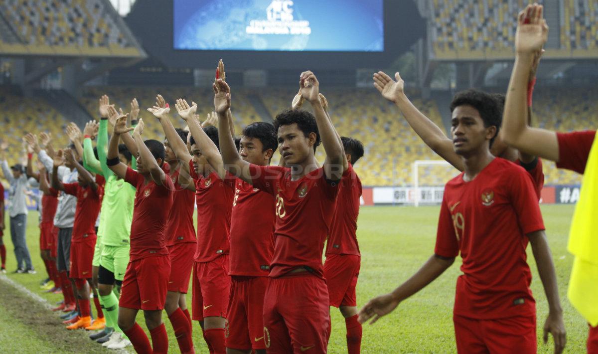 Ucapan terima kasih pemain Indonesia dan staf oficial kepada suporter. Copyright: Abdurrahman Ranala/INDOSPORT