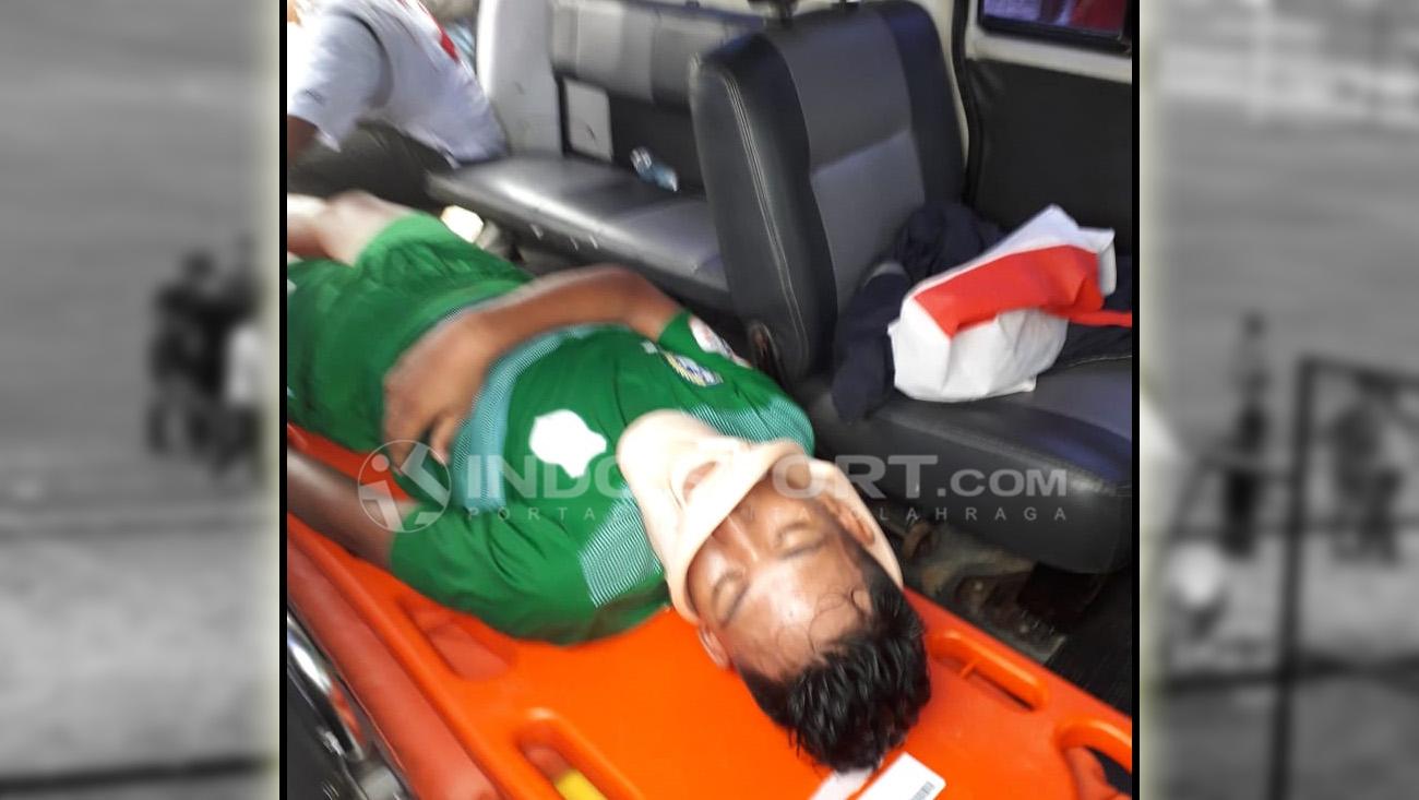 Dinan Syahbani pemain (PSMS Medan U-19) nyaris meregang nyawa setelah sempat tak sadarkan diri usai berbenturan dengan pemain Persija Jakarta U-19. Copyright: Kesuma Ramadhan/Indosport.com