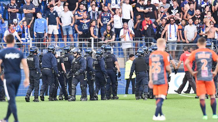 Kerusuhan suporter yang terjadi dalam laga Montpellier vs Nimes. Copyright: INDOSPORT