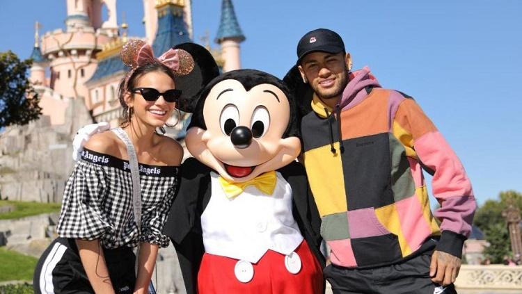 Sepasang kekasih ini menyematkan berlibur ke Disneyland sebelum Neymar menjalani laga kontra Red Star - INDOSPORT