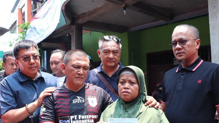 Perwakilan klub Liga 1 bersama keluarga Haringga Sirila.