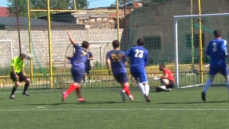 Wasit bernama Atay Daudov tidak sengaja cetak gol di Liga Rusia.