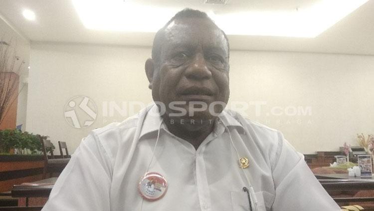Kabar duka menyelimuti dunia sepak bola Papua, dimana legenda kiper Persipura Jayapura Nico Dimo tutup usia. - INDOSPORT