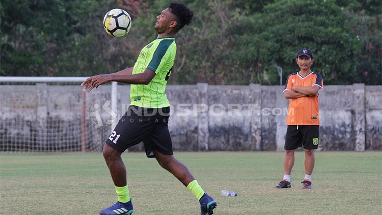 Fandri Imbiri latihan disaksikan Djanur Nurdjaman.