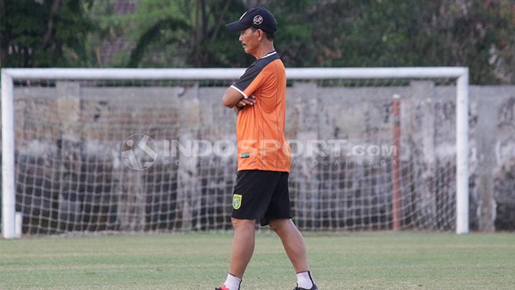 Djanur memimpin latihan Persebaya. Copyright: INDOSPORT/Fitra Herdian