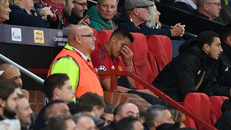 Alexis Sanchez tertunduk lesu di bangku cadangan usai ditarik dari lapangan