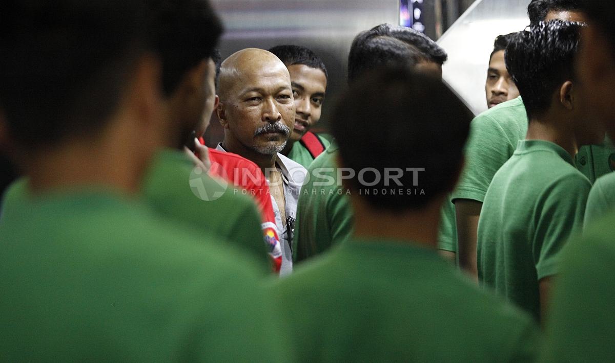 Fakhri Husaini dan para pemain Timnas Indonesia U-16 di kantor Kemenpora RI. Kini sang pelatih mendukung adanya pemain naturalisasi di skuad Garuda.